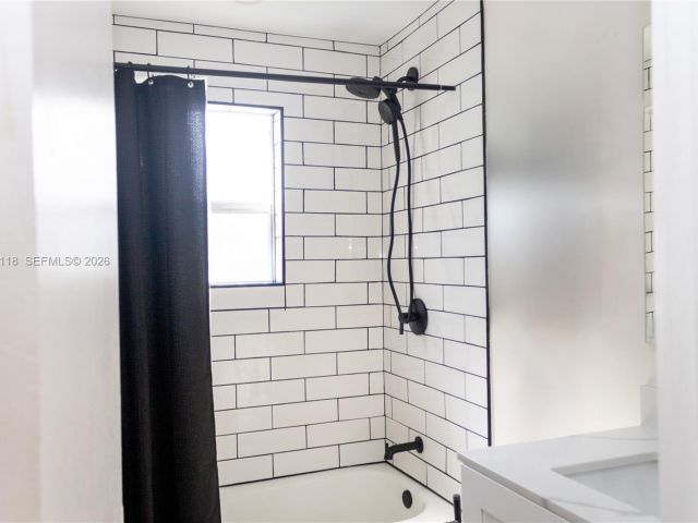 Продажа дома по адресу 2444 Roosevelt St - фото 6904723