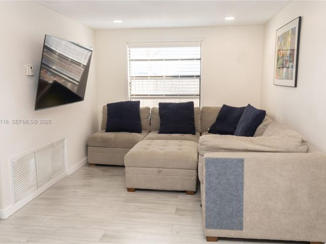 Продажа дома по адресу 2444 Roosevelt St - фото 6904726