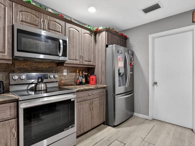 Продажа дома по адресу 2636 NW 9th Court - фото 6922178