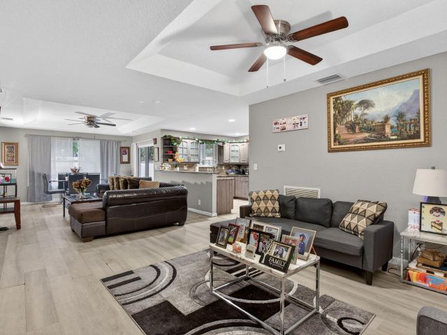 Продажа дома по адресу 2636 NW 9th Court - фото 6922188