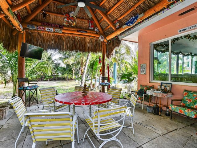 Продажа дома по адресу 460 SE 18th Avenue - фото 6901599