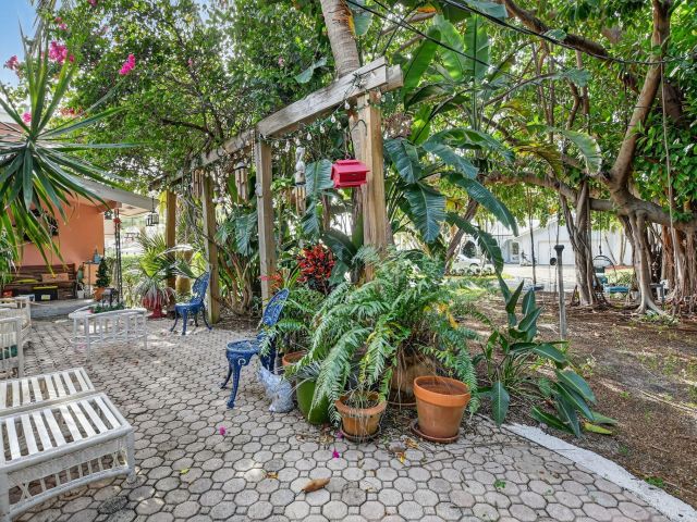 Продажа дома по адресу 460 SE 18th Avenue - фото 6901601