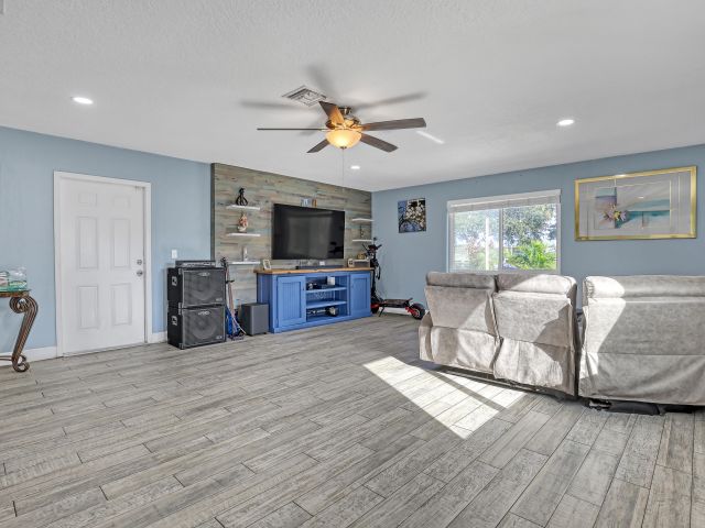 Продажа дома по адресу 1476 N Mangonia Drive - фото 6900604