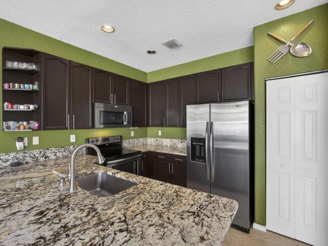 Продажа дома по адресу 4159 Lake Tahoe Circle - фото 6906145