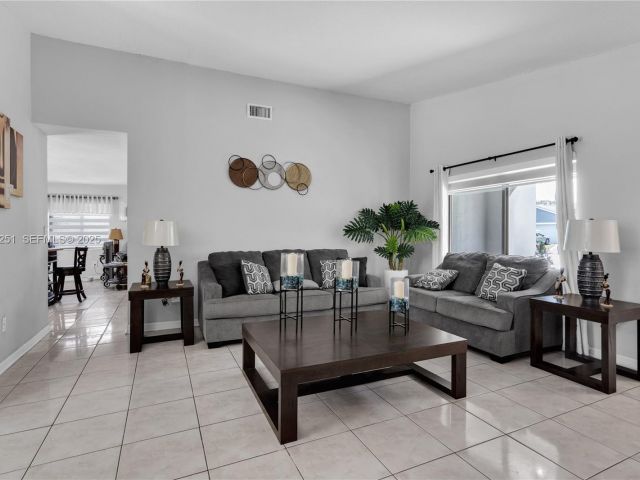 Продажа дома по адресу 5308 SW 117th Ave - фото 6900053