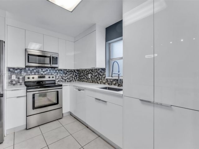 Дом в аренду по адресу 2945 NW 68th St - фото 7514293