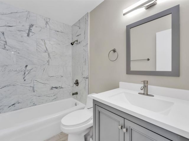 Дом в аренду по адресу 2945 NW 68th St - фото 7514329