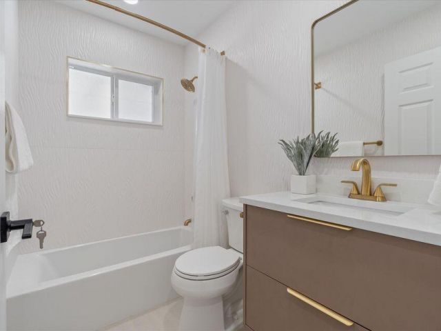 Дом в аренду по адресу 1132 NE 3rd Avenue - фото 6901086