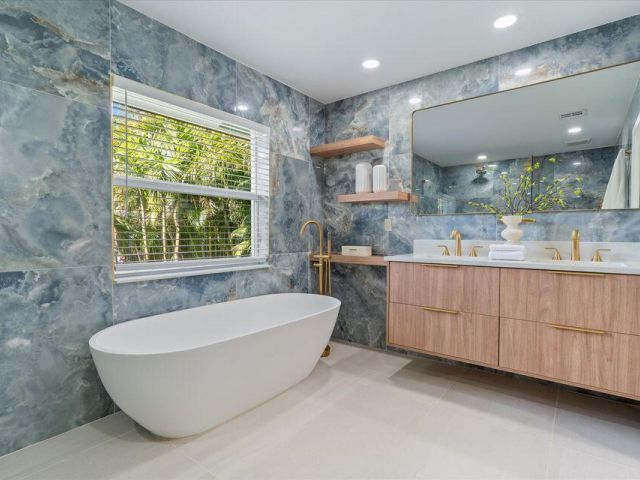 Дом в аренду по адресу 1132 NE 3rd Avenue - фото 6901090