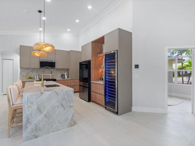 Дом в аренду по адресу 1132 NE 3rd Avenue - фото 6901097