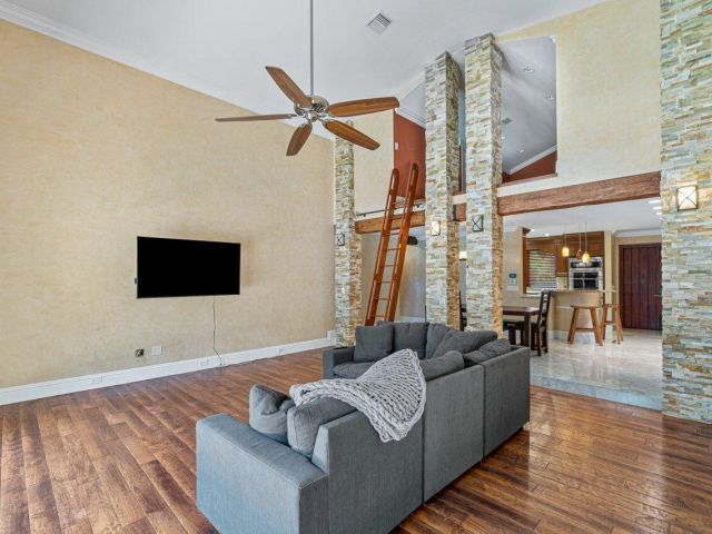 Дом в аренду по адресу 870 NW 7th Street - фото 6901109