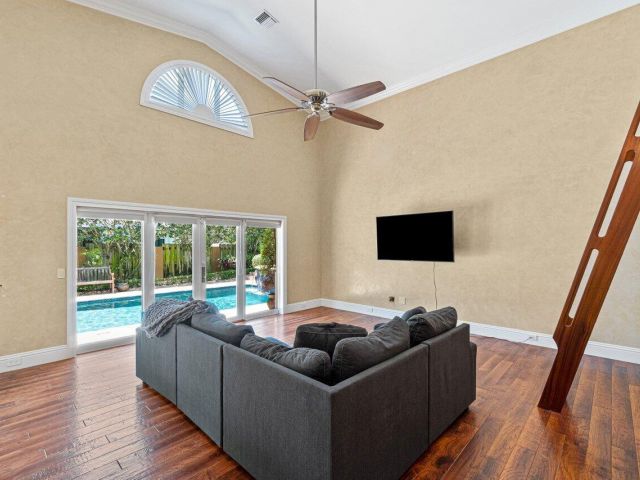 Дом в аренду по адресу 870 NW 7th Street - фото 6901110