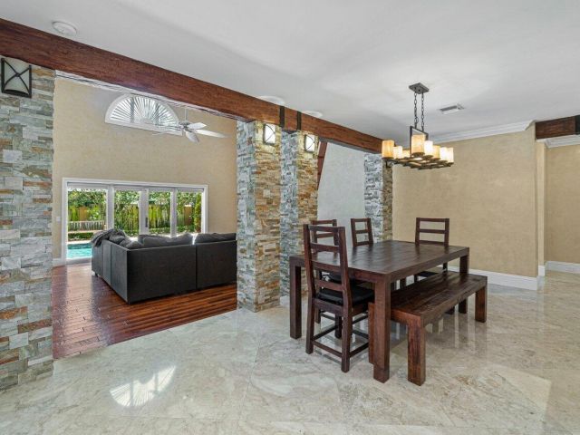 Дом в аренду по адресу 870 NW 7th Street - фото 6901113