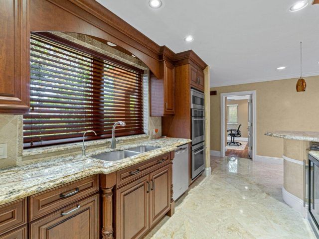 Дом в аренду по адресу 870 NW 7th Street - фото 6901116