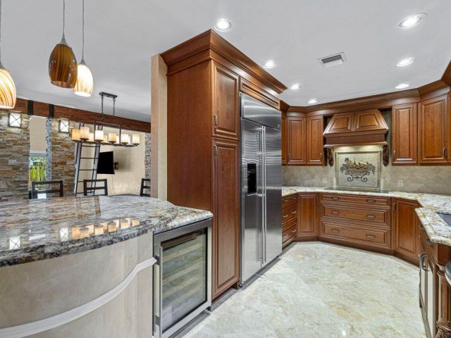 Дом в аренду по адресу 870 NW 7th Street - фото 6901117