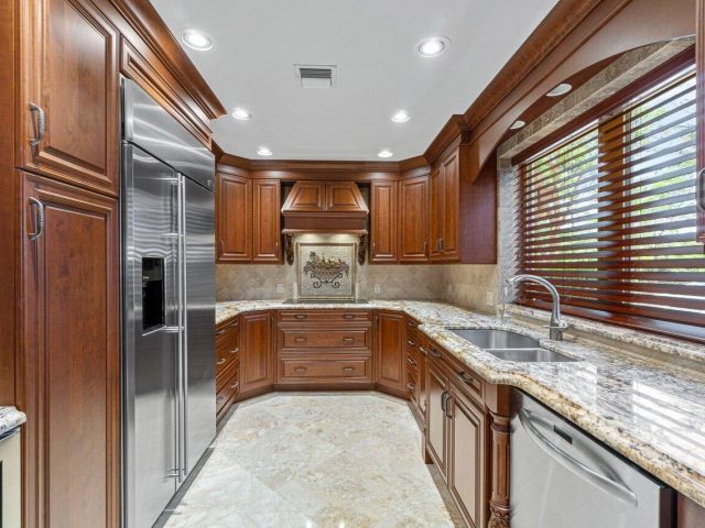 Дом в аренду по адресу 870 NW 7th Street - фото 6901118