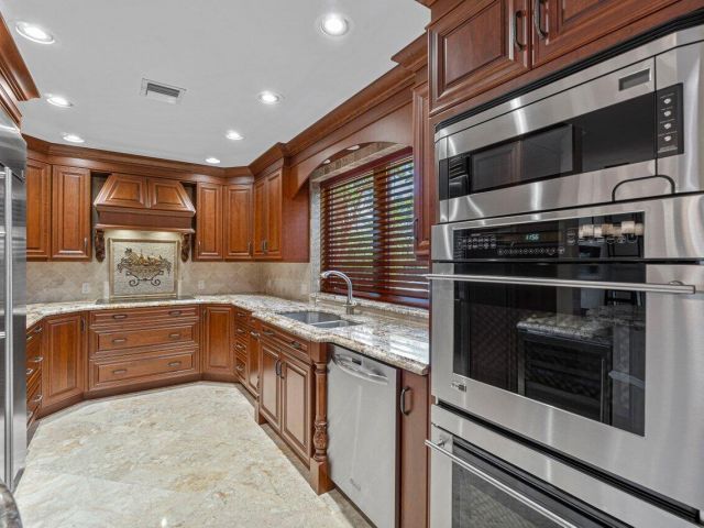 Дом в аренду по адресу 870 NW 7th Street - фото 6901119