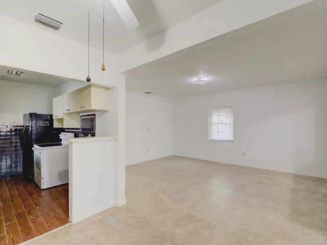 Продажа дома по адресу 2063 NE 173rd St - фото 6902478