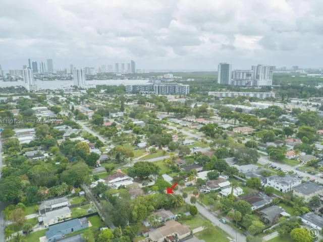 Продажа дома по адресу 2063 NE 173rd St - фото 6902480