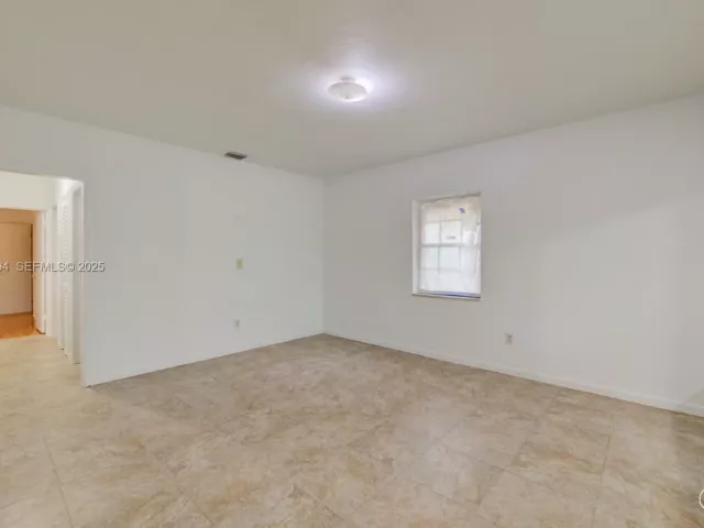 Продажа дома по адресу 2063 NE 173rd St - фото 6902473