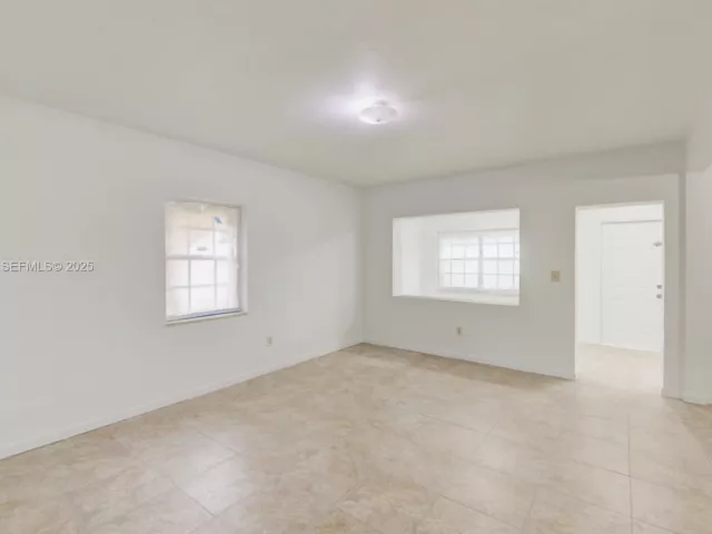 Продажа дома по адресу 2063 NE 173rd St - фото 6902475