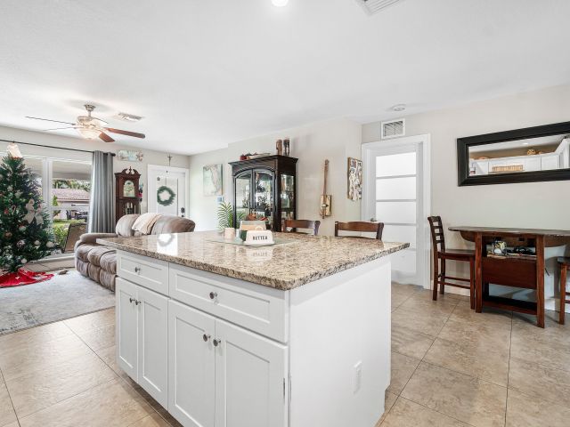 Продажа дома по адресу 301 Se 10th Court - фото 6904185