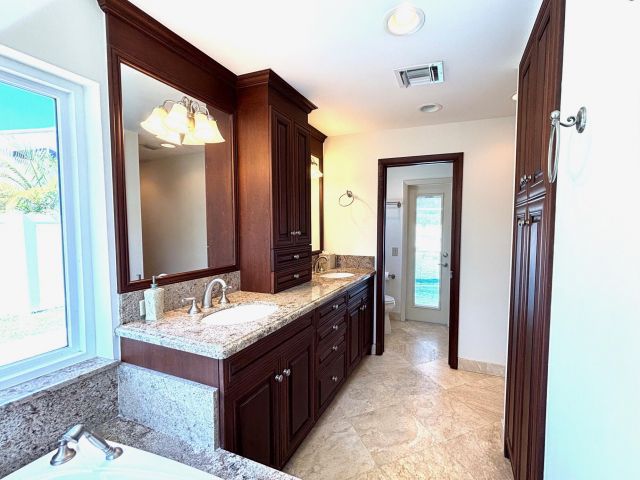 Дом в аренду по адресу 2665 NW 41st Street - фото 6904237