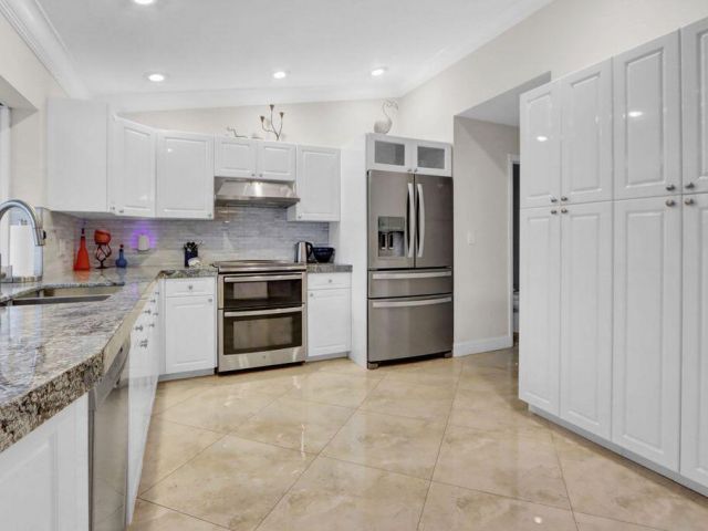 Дом в аренду по адресу 2665 NW 41st Street - фото 6904241