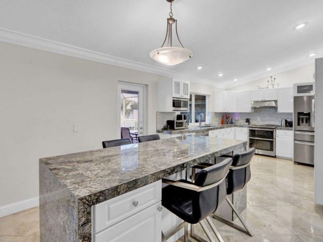 Дом в аренду по адресу 2665 NW 41st Street - фото 6904243