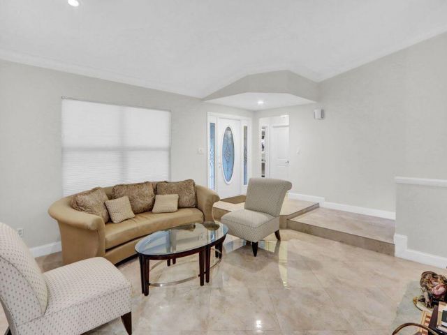 Дом в аренду по адресу 2665 NW 41st Street - фото 6904247