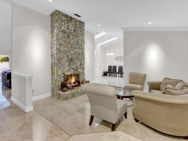 Дом в аренду по адресу 2665 NW 41st Street - фото 6904248