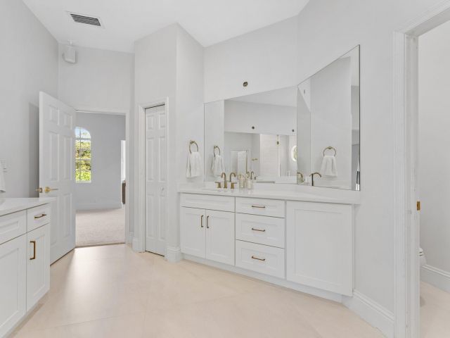 Продажа дома по адресу 1100 SW 21st Avenue - фото 6915000