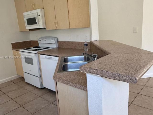 Дом в аренду по адресу 2221 NE 37th Ter 0 - фото 7449788