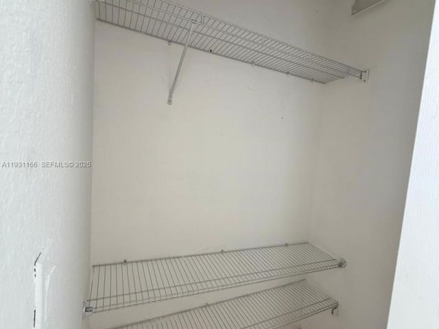 Дом в аренду по адресу 2221 NE 37th Ter 0 - фото 7449793