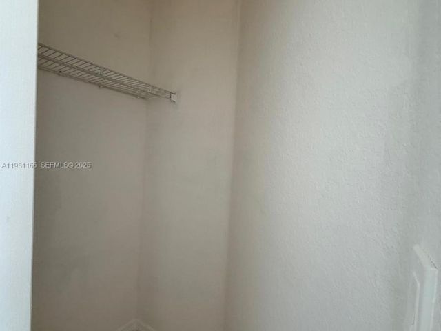 Дом в аренду по адресу 2221 NE 37th Ter 0 - фото 7449794