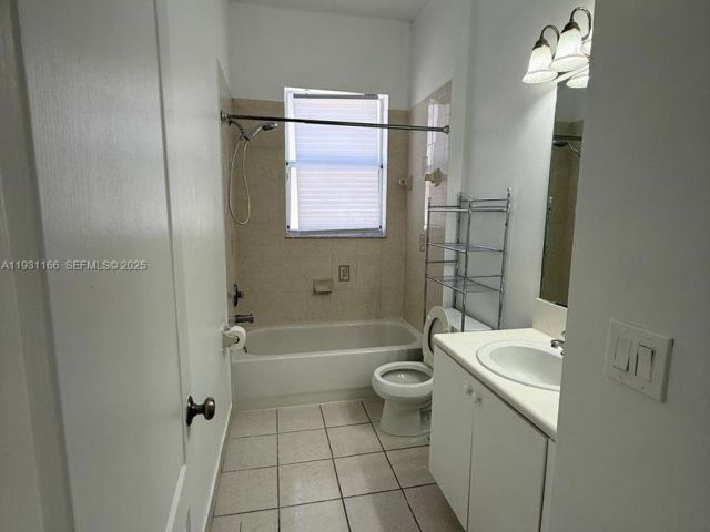 Дом в аренду по адресу 2221 NE 37th Ter 0 - фото 7449798