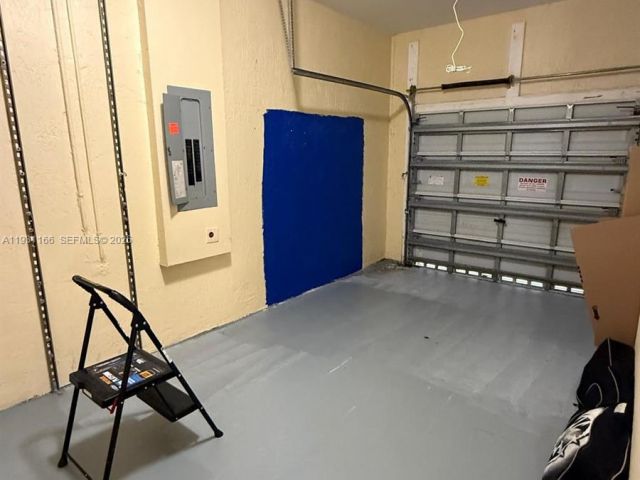 Дом в аренду по адресу 2221 NE 37th Ter 0 - фото 7449800