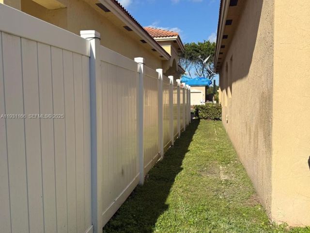 Дом в аренду по адресу 2221 NE 37th Ter 0 - фото 7449802