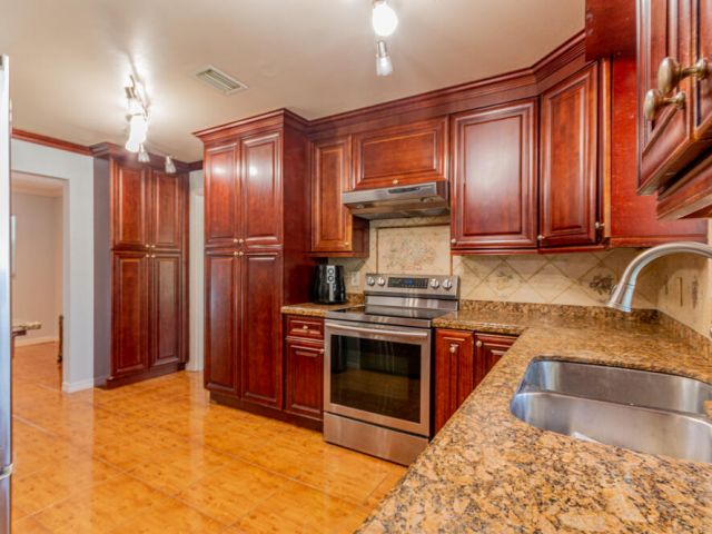 Продажа дома по адресу 1045 Cameo Circle - фото 6906735