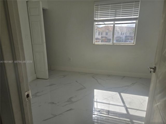 Дом в аренду по адресу 17337 NW 7th Ave 408 - фото 7431567