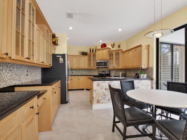 Продажа дома по адресу 6395 NW 24th Avenue - фото 6907792