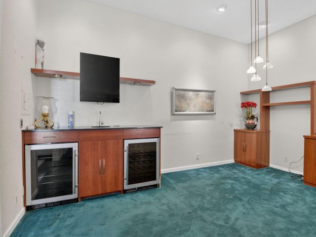 Продажа дома по адресу 6395 NW 24th Avenue - фото 6907799