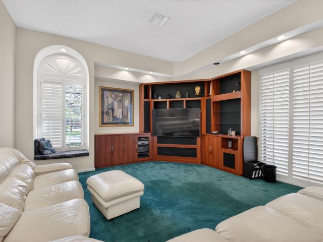 Продажа дома по адресу 6395 NW 24th Avenue - фото 6907800