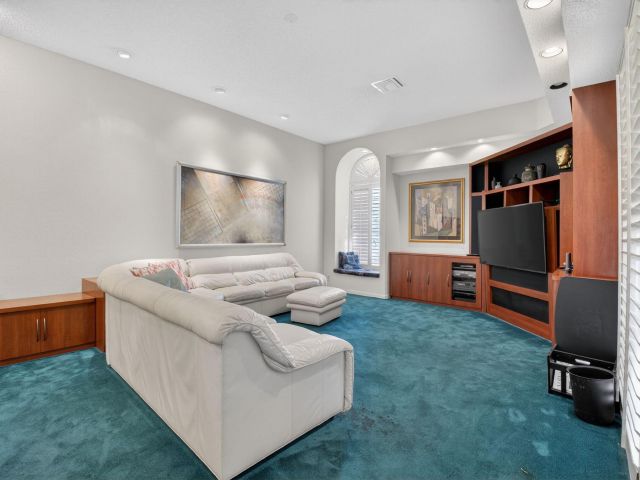 Продажа дома по адресу 6395 NW 24th Avenue - фото 6907801