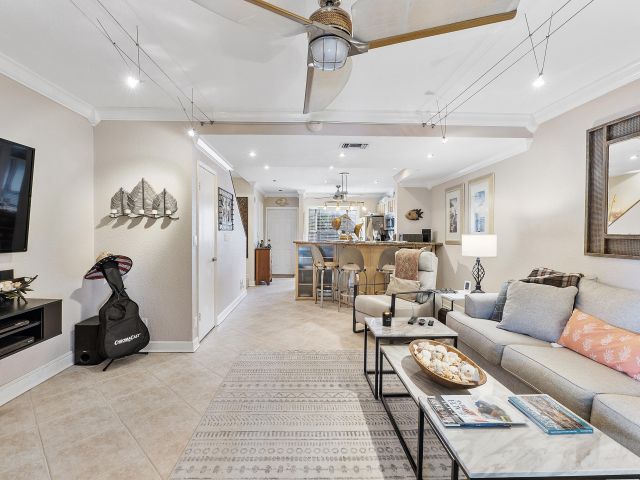 Дом в аренду по адресу 2725 NE 15th Street - фото 6907609