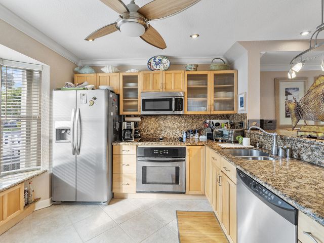 Дом в аренду по адресу 2725 NE 15th Street - фото 6907617