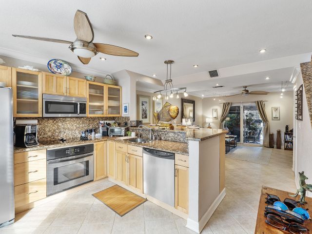 Дом в аренду по адресу 2725 NE 15th Street - фото 6907619