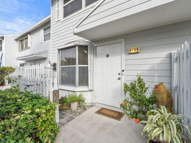 Дом в аренду по адресу 2725 NE 15th Street - фото 6907621