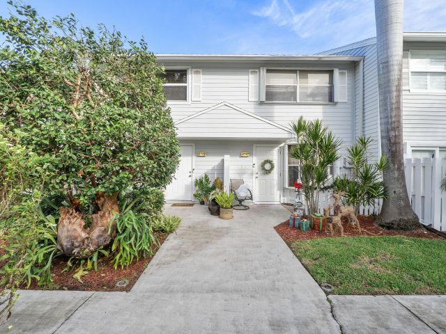 Дом в аренду по адресу 2725 NE 15th Street - фото 6907622