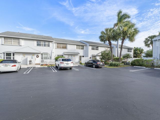 Дом в аренду по адресу 2725 NE 15th Street - фото 6907623